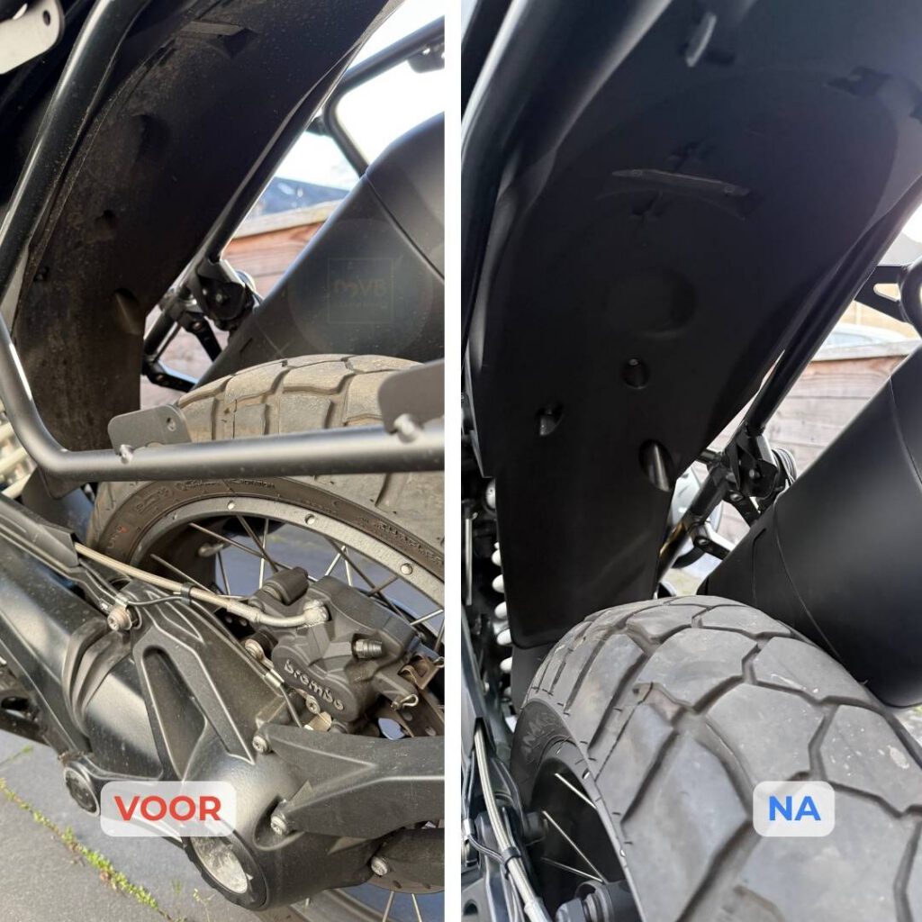 Vergelijking voor en na van een motorfiets: een stoffig achterspatbord en achterband die weer schoon en diepzwart zijn.