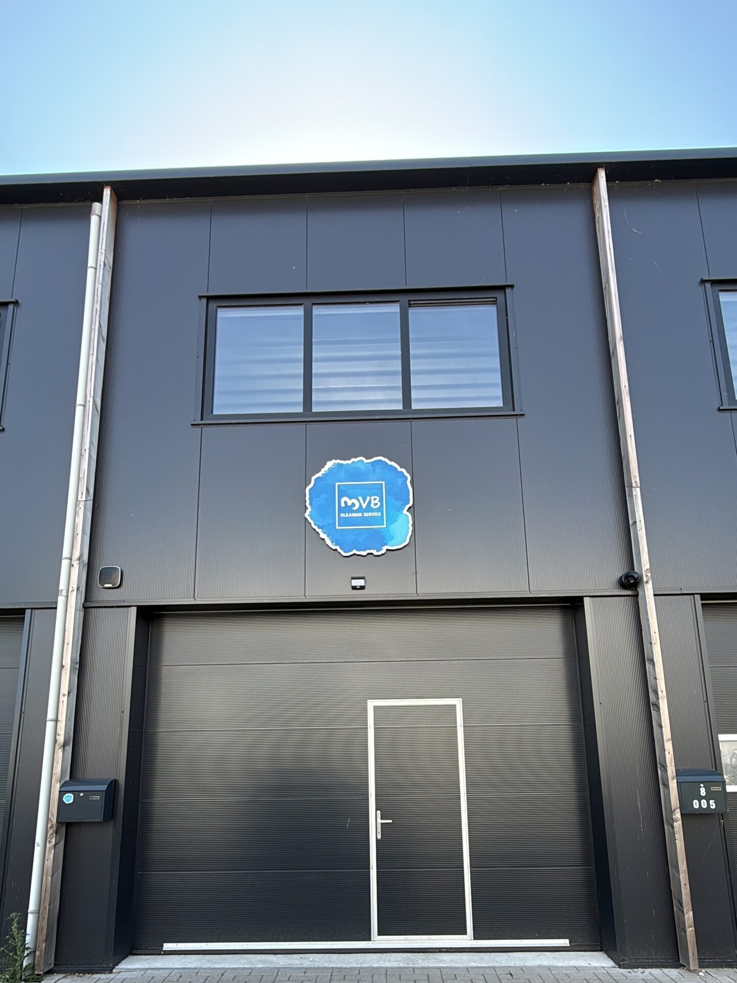 Ingang van de werkplaats van 3VB Cleaning Service in Druten.